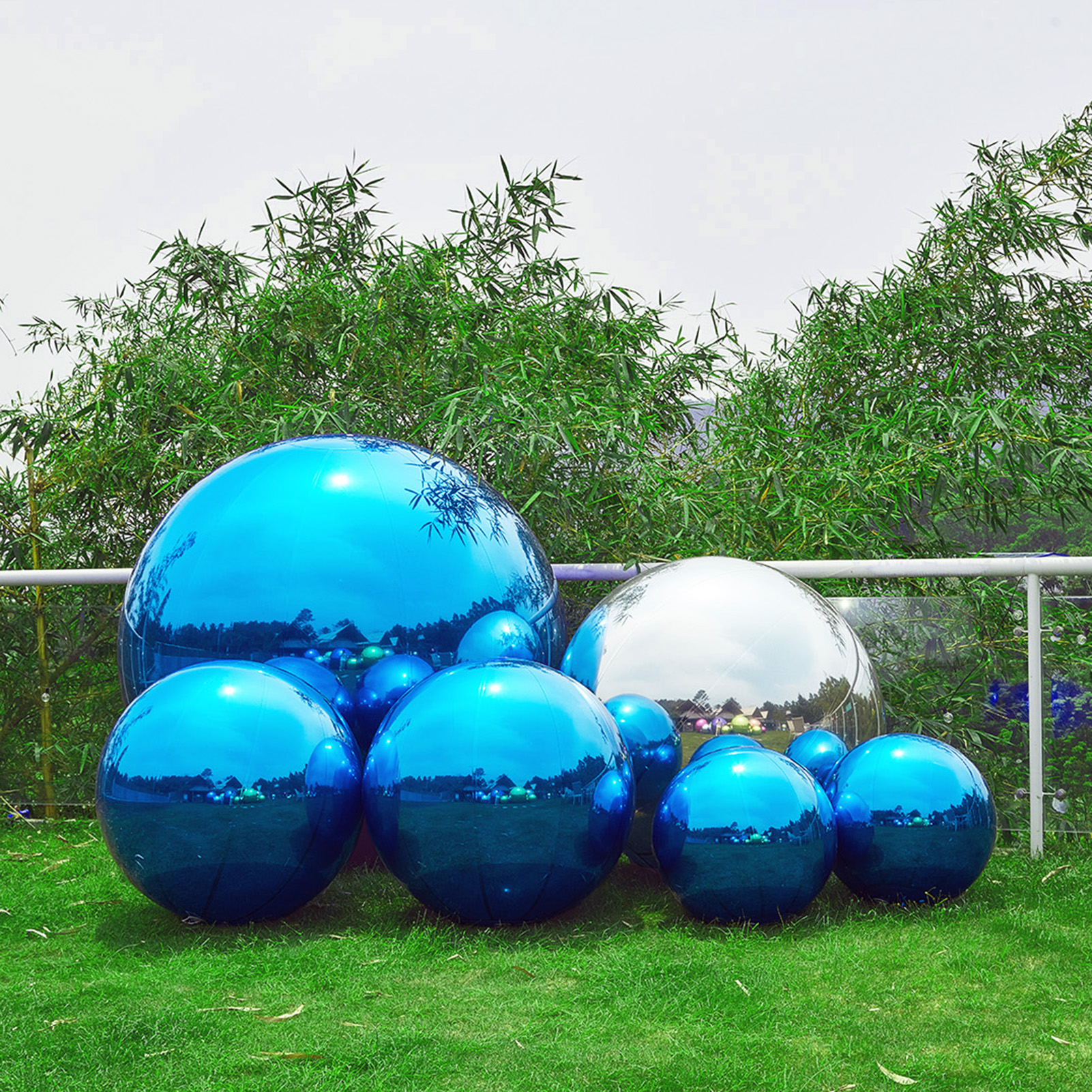 At a lively and extraordinary party occasion, the combination of sapphire blue and silver mirror balls and big shiny balls shines brightly Inflatable Mirror Ball Combination Set – 6 Sapphire Blue/Silver Combos - 图片 2