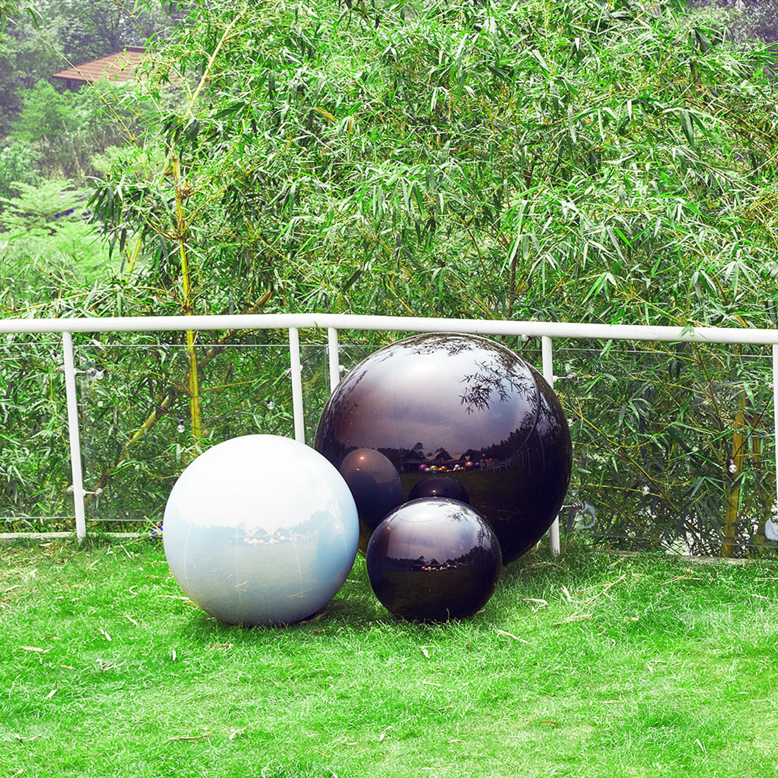 At fashionable parties, the combination of black and milky white inflatable mirrore balls and big shiny balls can create an upscale and mysterious atmosphere Inflatable Mirror Ball Combination Set – 3-ball BW combos - 图片 4