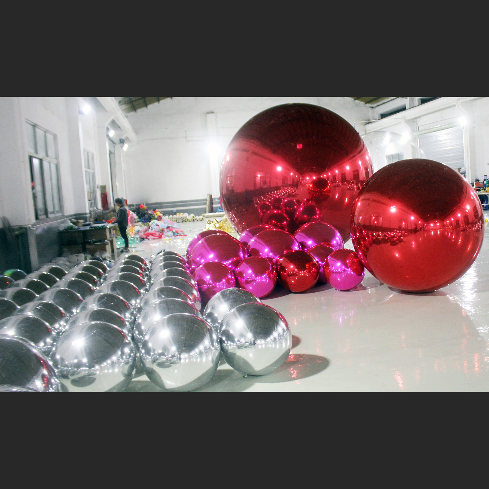 During the New Year's Day, the red inflatable mirror balls and big shiny balls symbolize auspiciousness and prosperity, adding a rich and festive color to the joyous atmosphere Red inflatable mirror ball,Red big shiny ball - Image 3