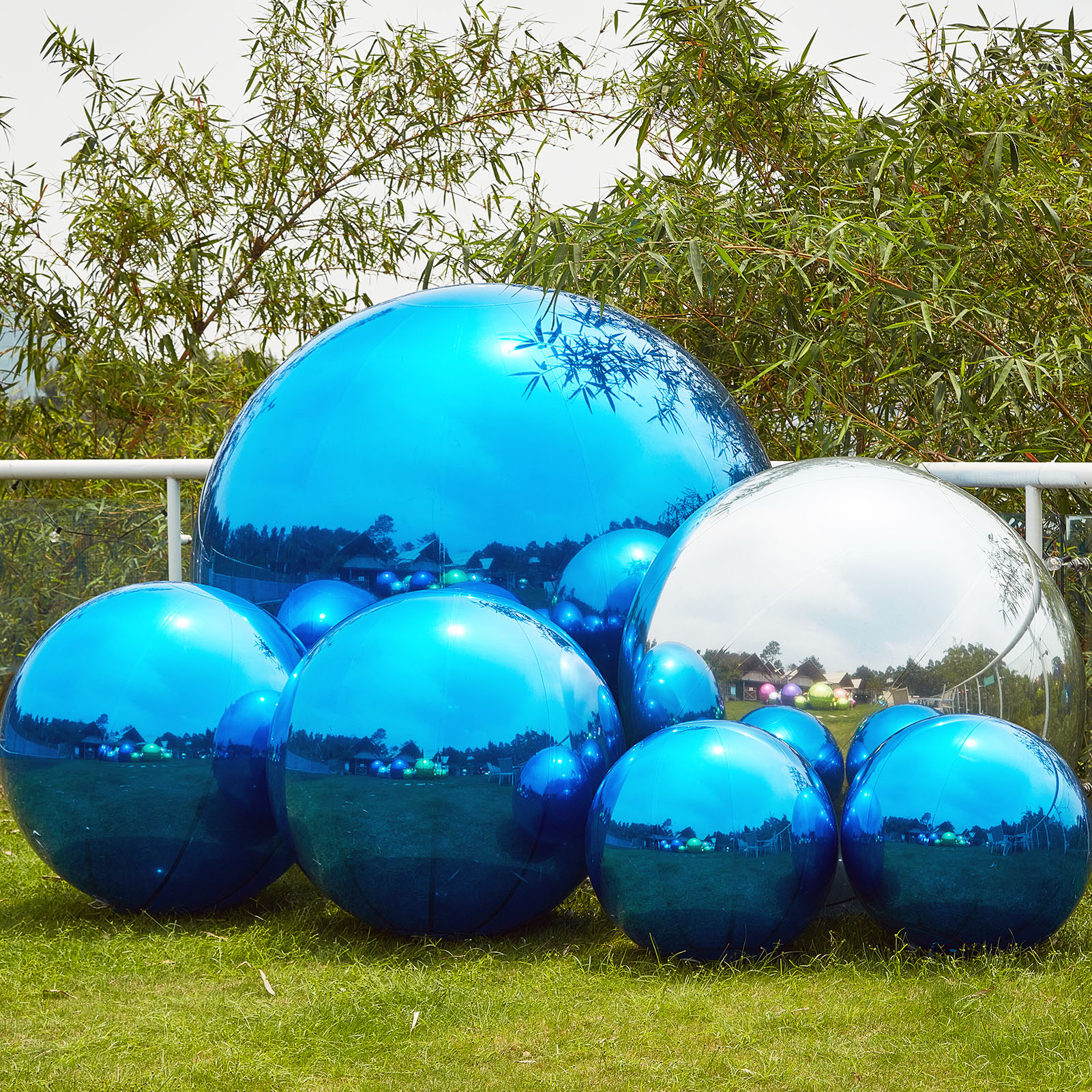 In business activities, the combination of sapphire blue and silver mirror balls and big shiny balls can attract everyone's attention and highlight the unique charm and high-end image of the brand Inflatable Mirror Ball Combination Set – 6 Sapphire Blue/Silver Combos - 图片 3