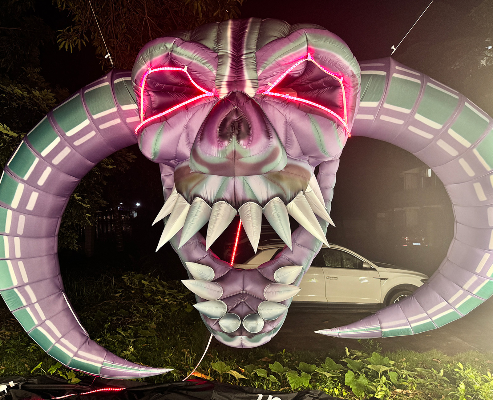 The Halloween horrible skeleton with red eyes Halloween Inflatable Horned Skeleton - 图片 5