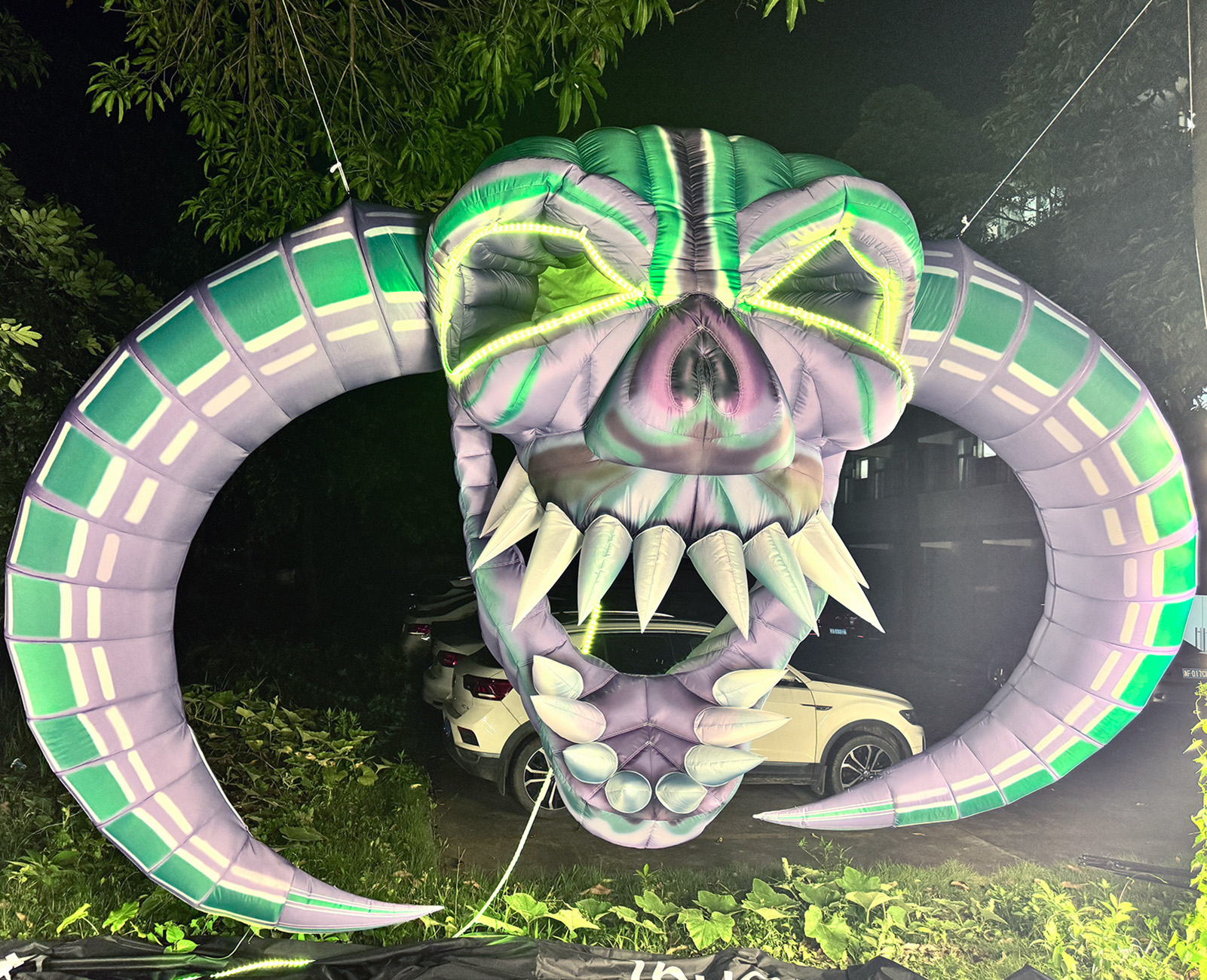 The Halloween horrible skeleton with yellow eyes Halloween Inflatable Horned Skeleton - 图片 6