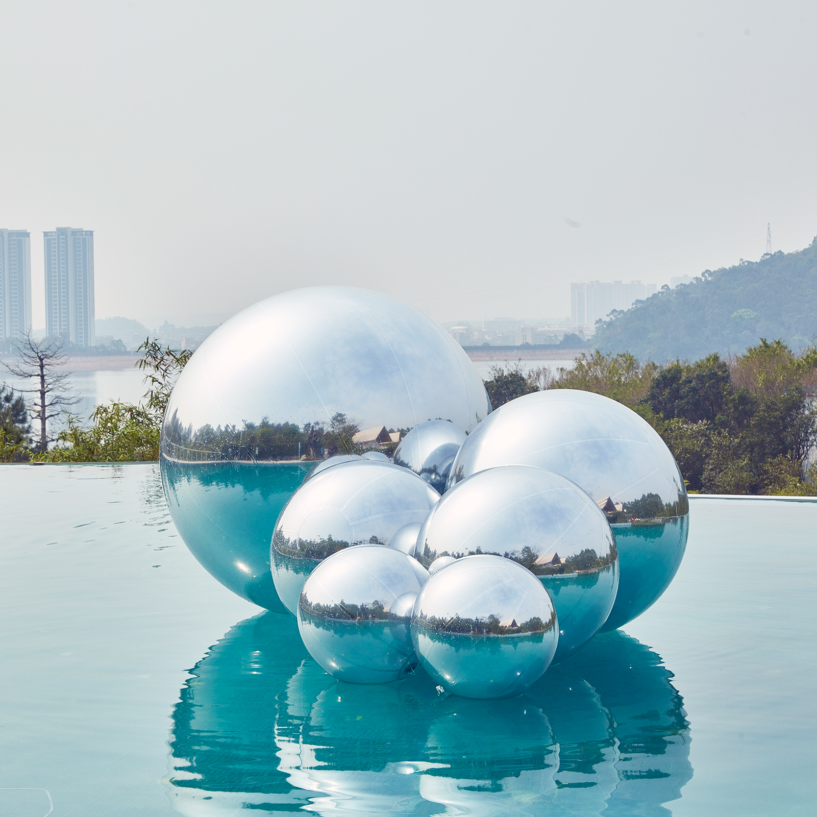 The beauty of the silver inflatable mirror ball and big shiny ball lies not only in its color but also in its unique mirror effect Inflatable Mirror Ball Combination Set - 6 Silver Balls - 图片 5