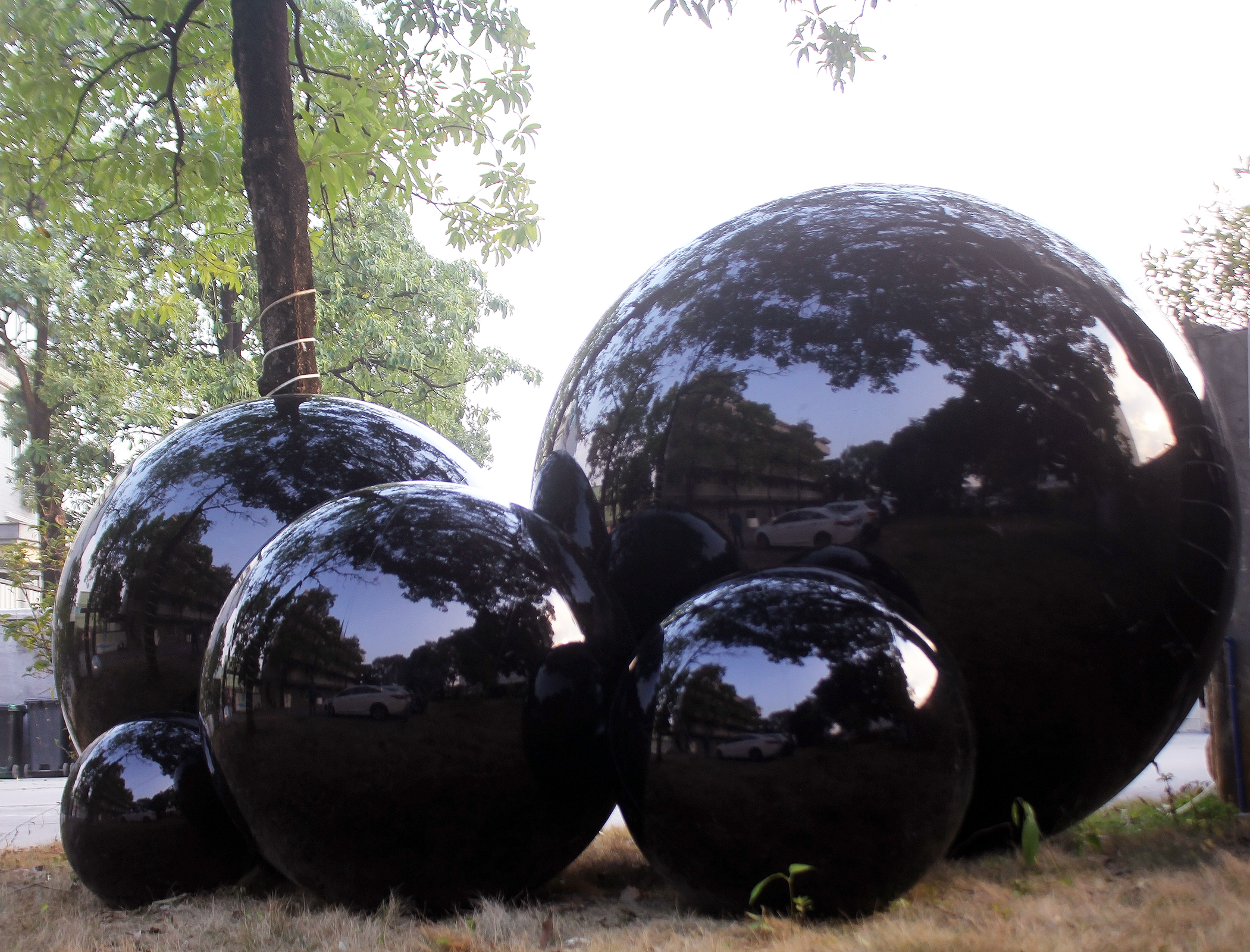 The black inflatable mirror balls and black big shiny balls are like a mysterious planet from the distant universe. Beneath their black appearance lies endless possibilities Black inflatable mirror ball,Black big shiny ball - 图片 4