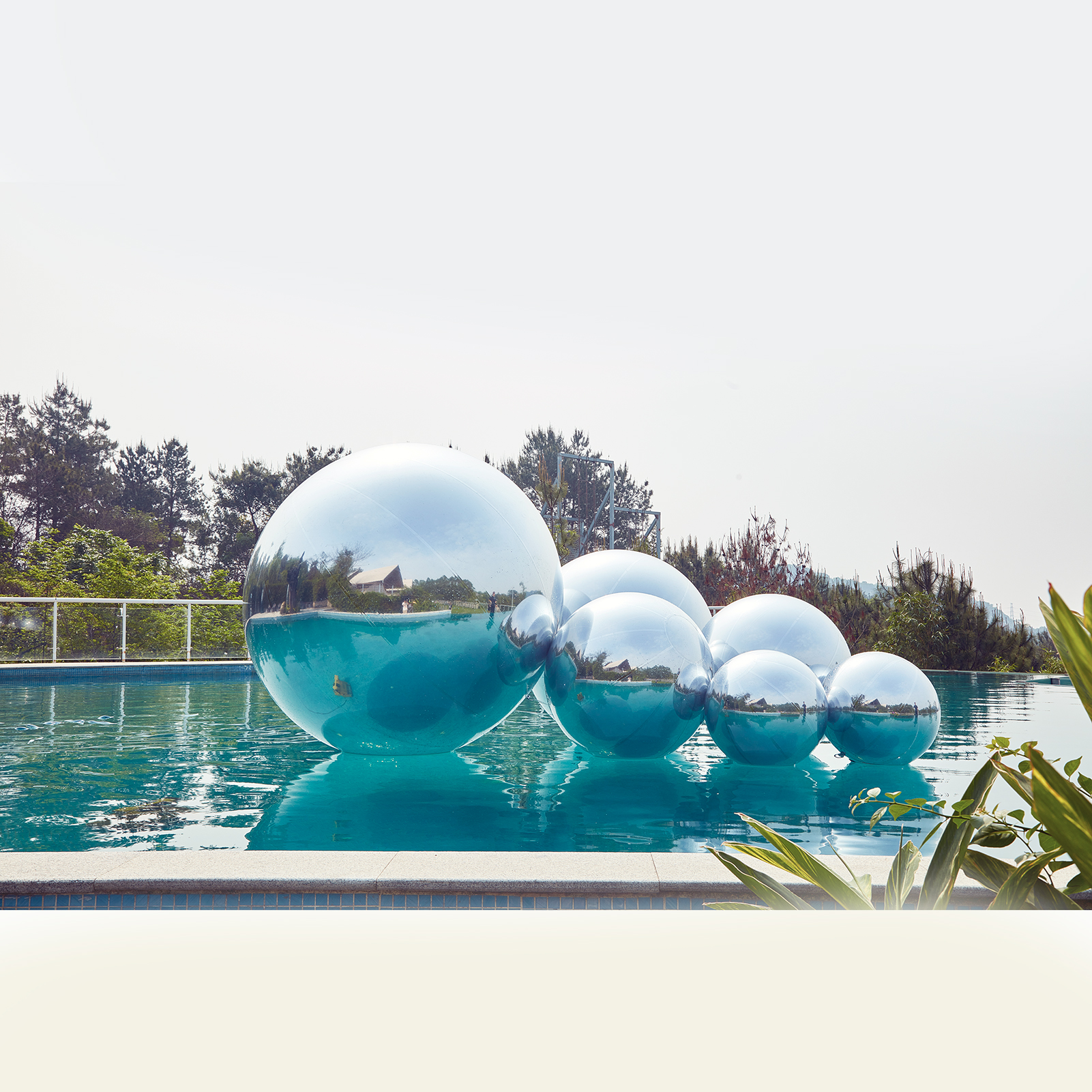 The cold silver glow of the silver inflatable mirror ball and big shiny ball seems to be able to penetrate the fog of time Inflatable Mirror Ball Combination Set - 6 Silver Balls - 图片 4