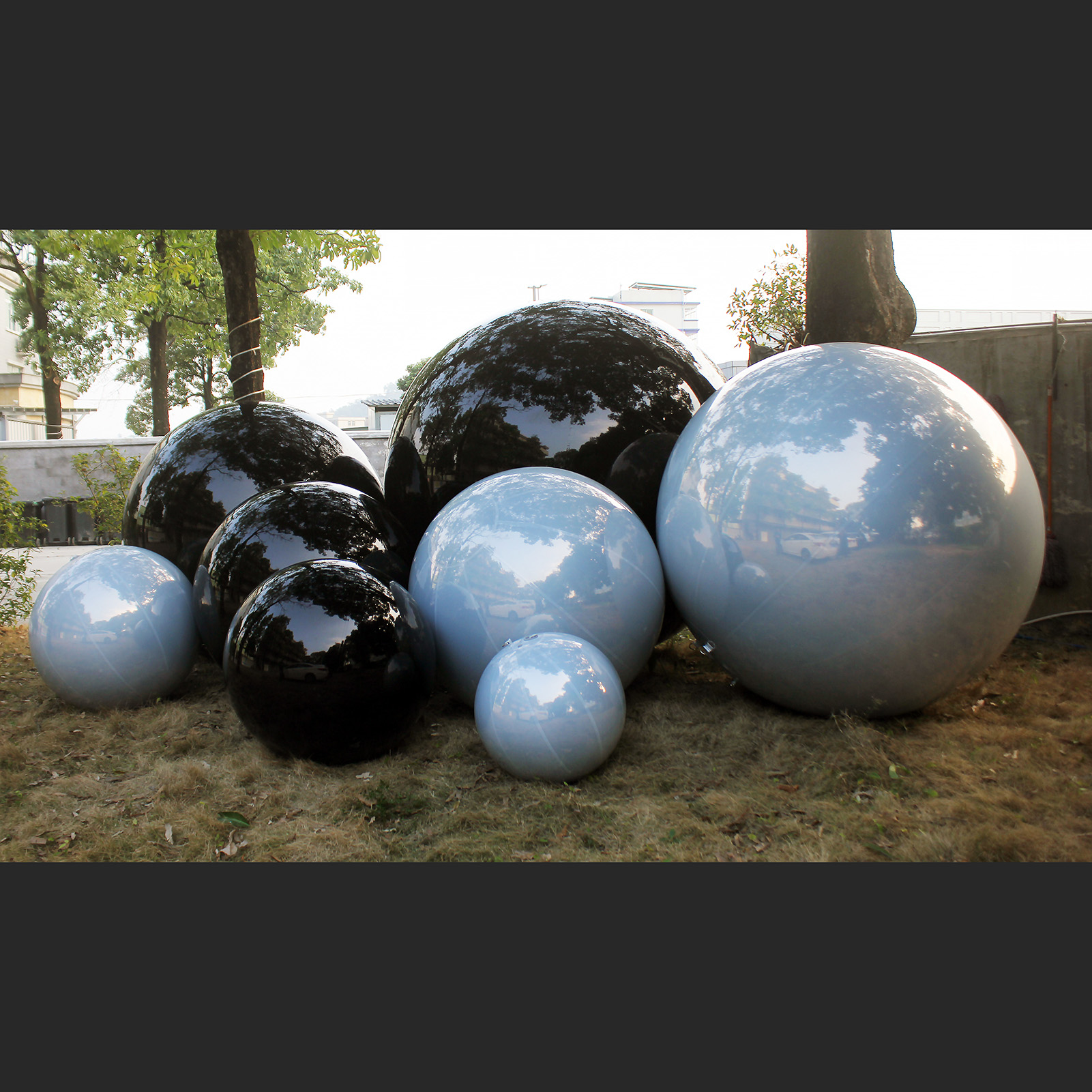 The combination of black and milky white big shiny balls is astonishingly beautiful. The combination of inflatable mirror balls in two different colors can create different atmospheres Black inflatable mirror ball,Black big shiny ball - 图片 5