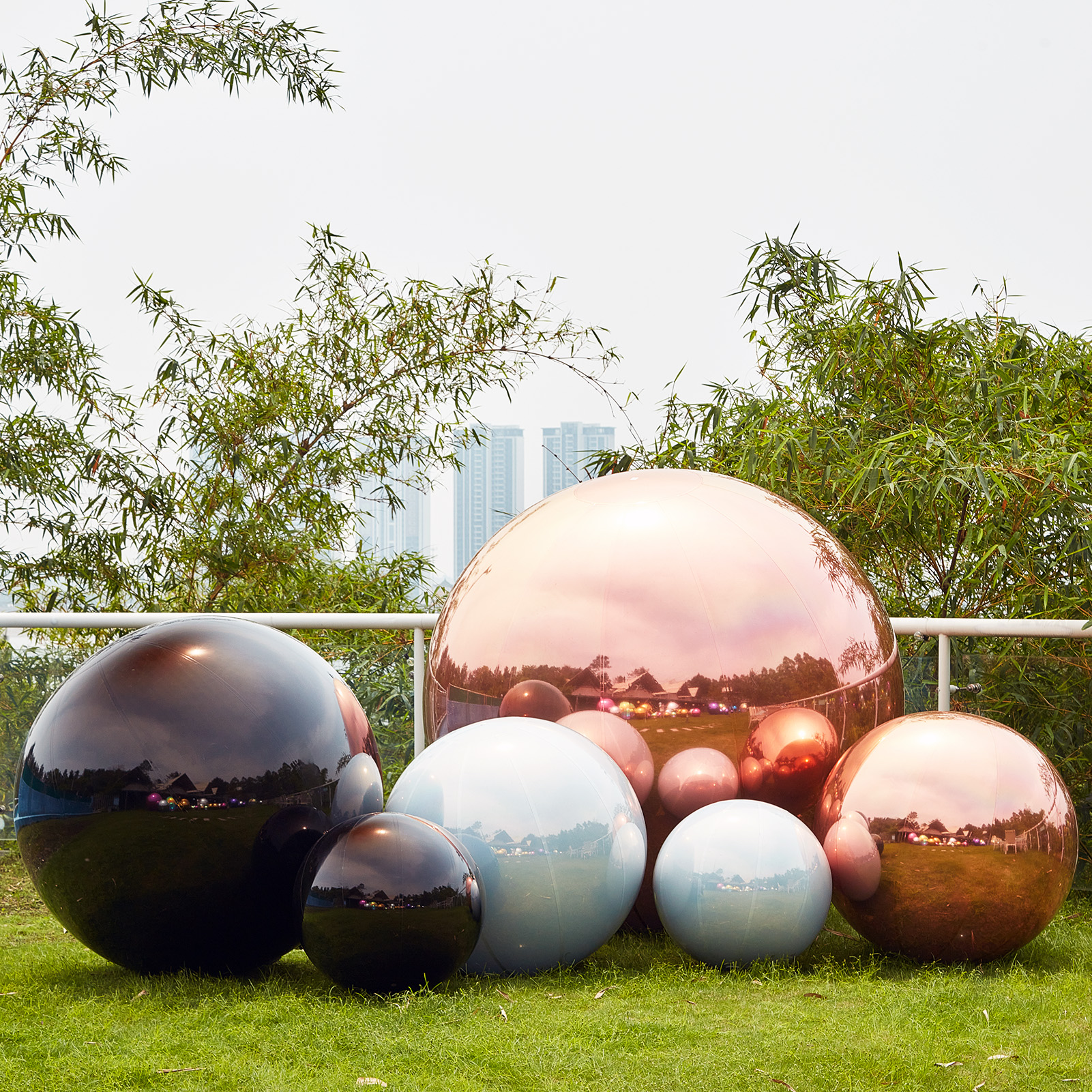The combination of black, milky white, and rose gold mirror balls and big shiny balls has extremely high adaptability and flexibility Inflatable Mirror Ball Combination Set – 6 Three-color Mix Combos - 图片 4