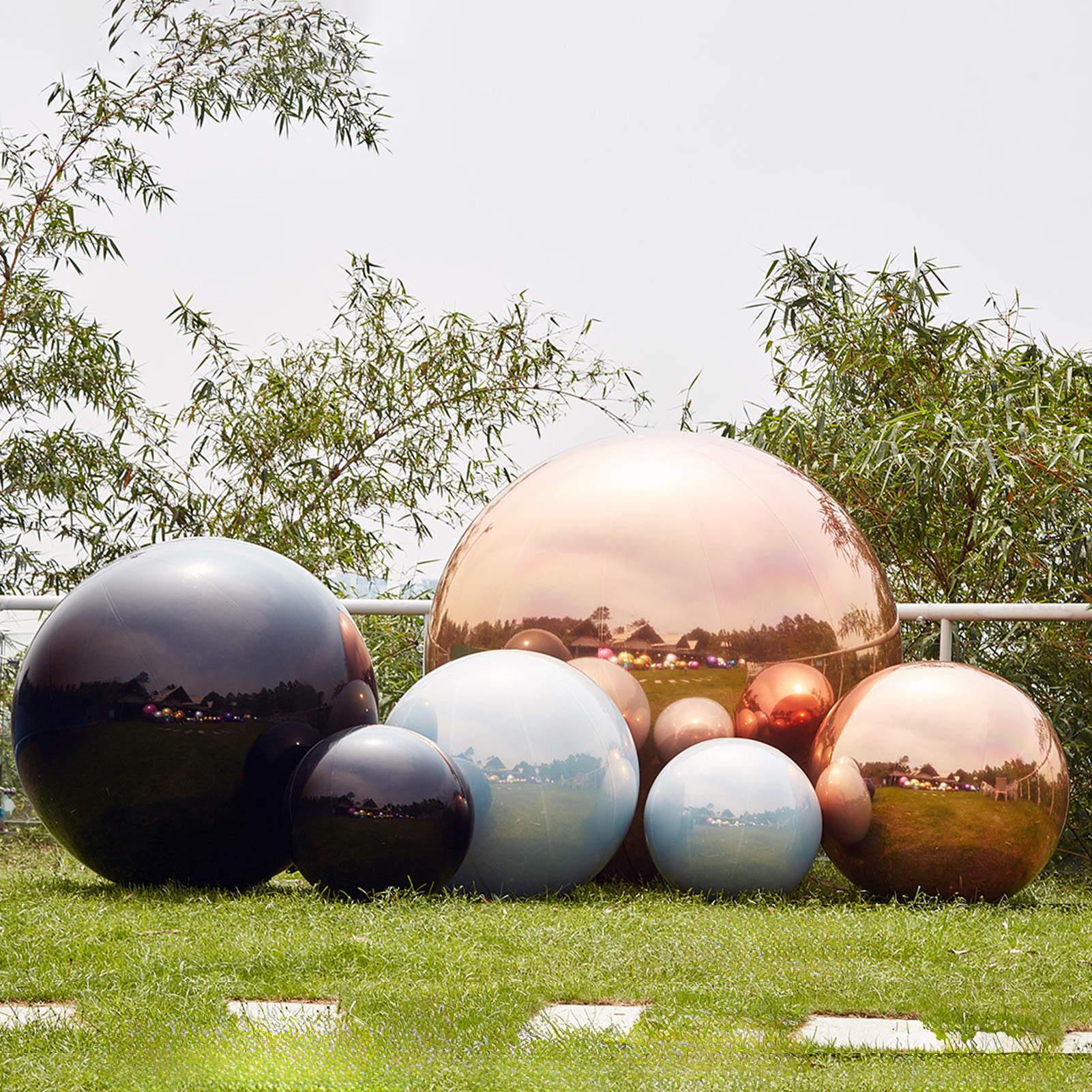 The combination of black, milky white, and rose gold mirror balls and big shiny balls is a chameleon in the decoration world Inflatable Mirror Ball Combination Set – 6 Three-color Mix Combos - 图片 2