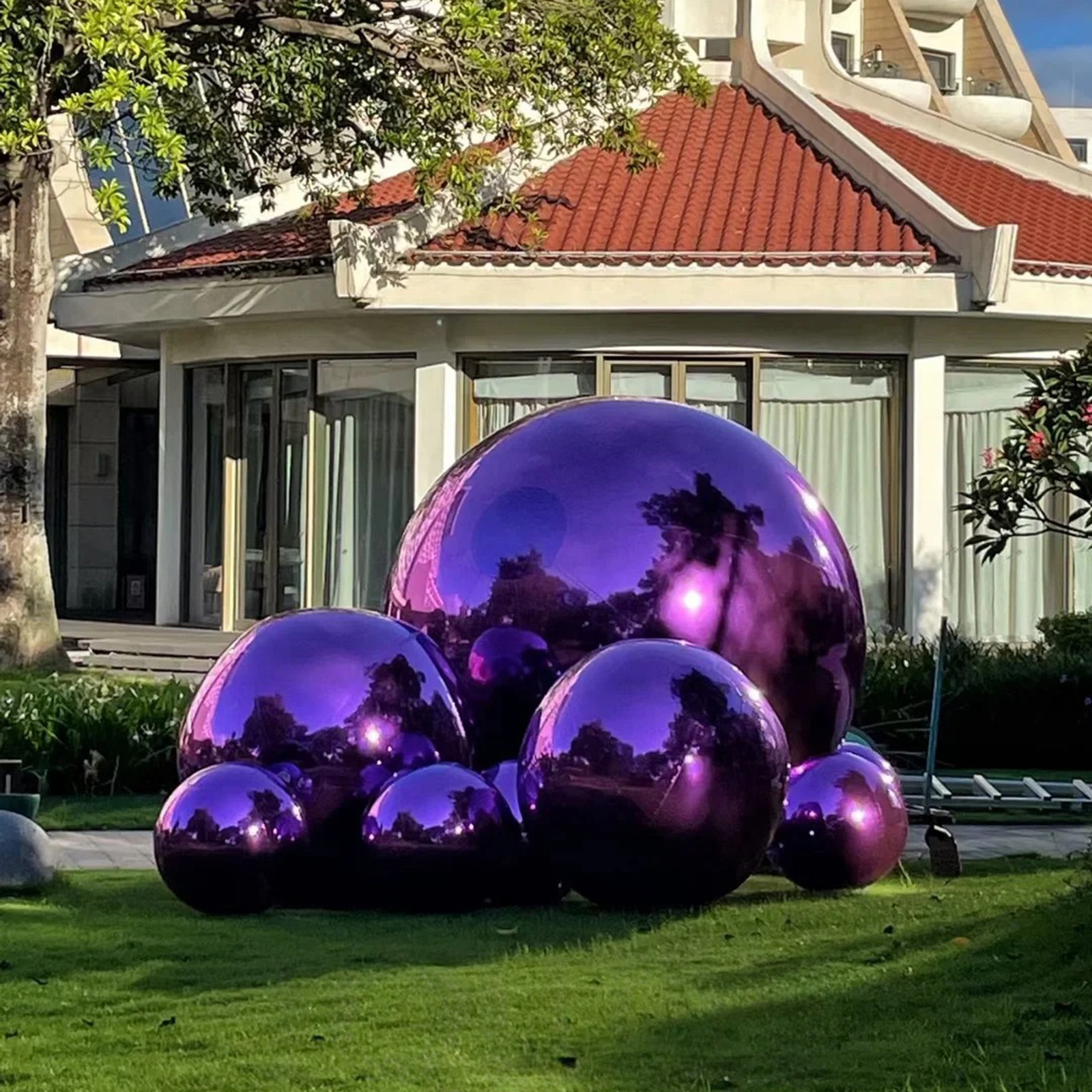 The combination of inflatable mirror balls and big shiny balls placed in front of the villa Purple inflatable mirror ball,The purple big shiny ball - 图片 5