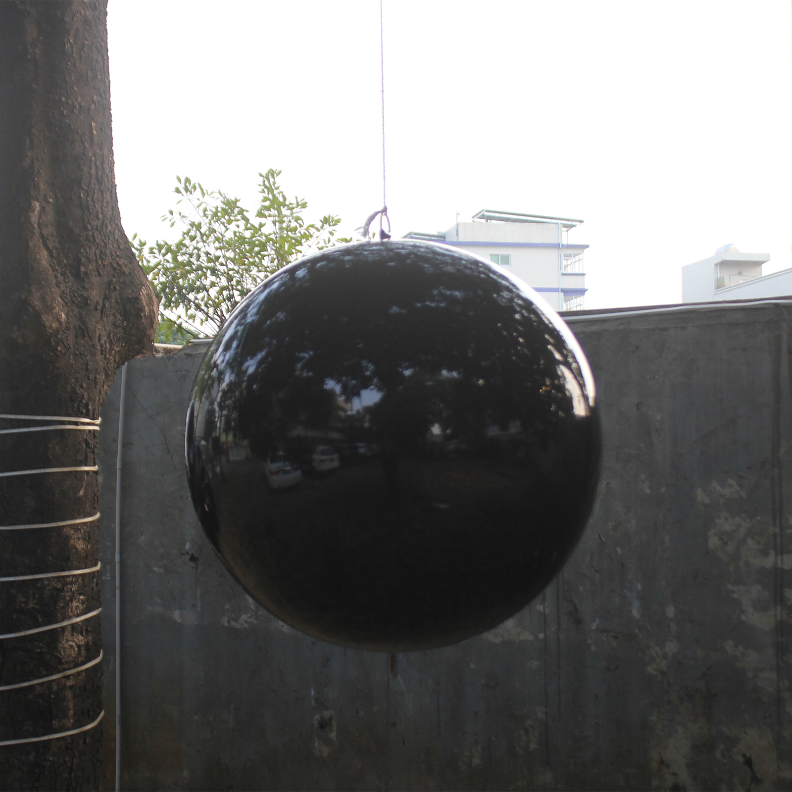 The existence of the black inflatable mirror balls and black big shiny balls seems capable of swallowing all the light around, attracting people to explore the mysterious world behind them Black inflatable mirror ball,Black big shiny ball - 图片 3
