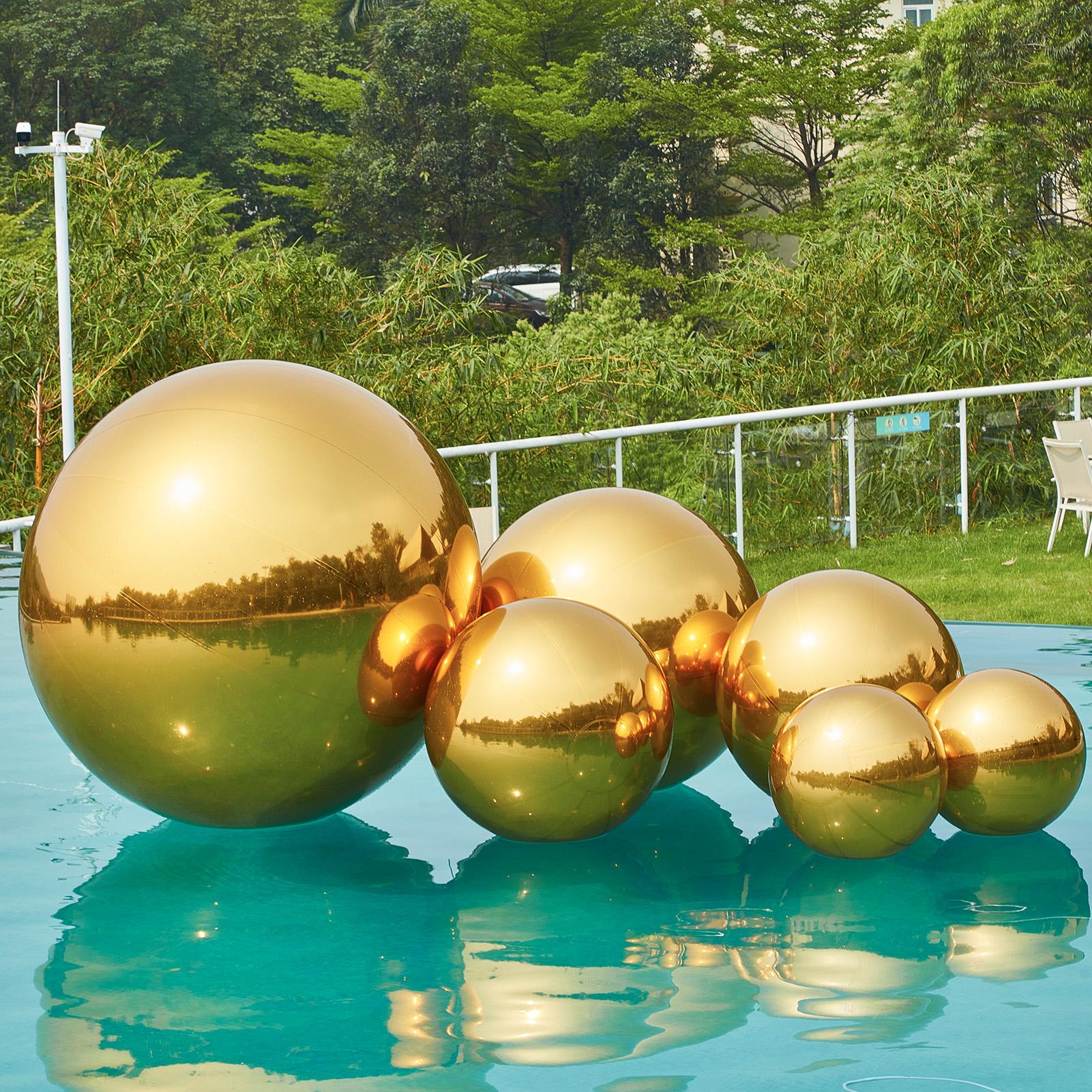 The golden inflatable mirror ball and big shiny ball are not just a decoration. They are also an emotional sustenance and an artistic expression Inflatable Mirror Ball Combination Set - 6 Golden Balls - 图片 2