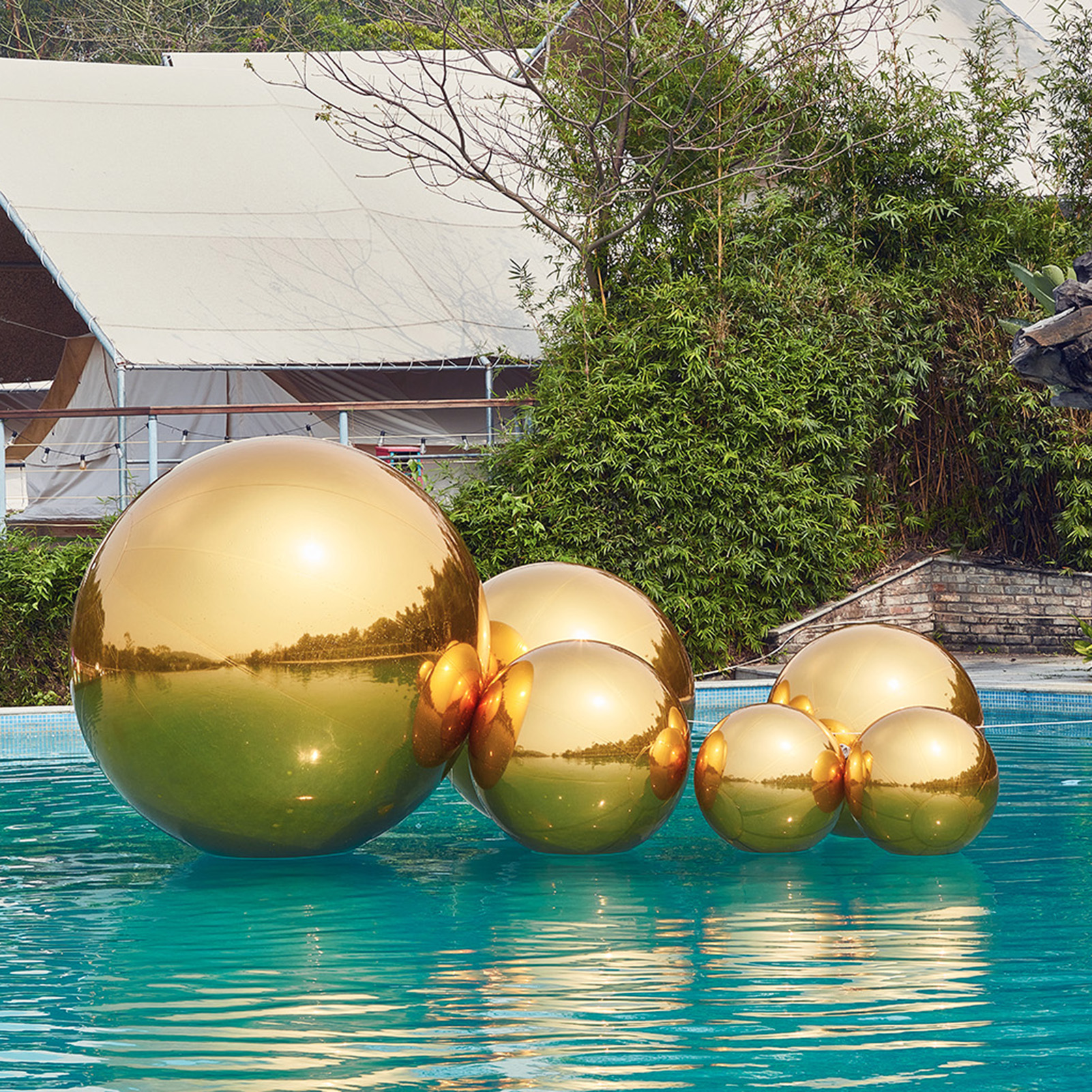The golden inflatable mirror ball and big shiny ball, with their magnificent colors, fully display this nobility to the fullest Inflatable Mirror Ball Combination Set - 6 Golden Balls - 图片 3