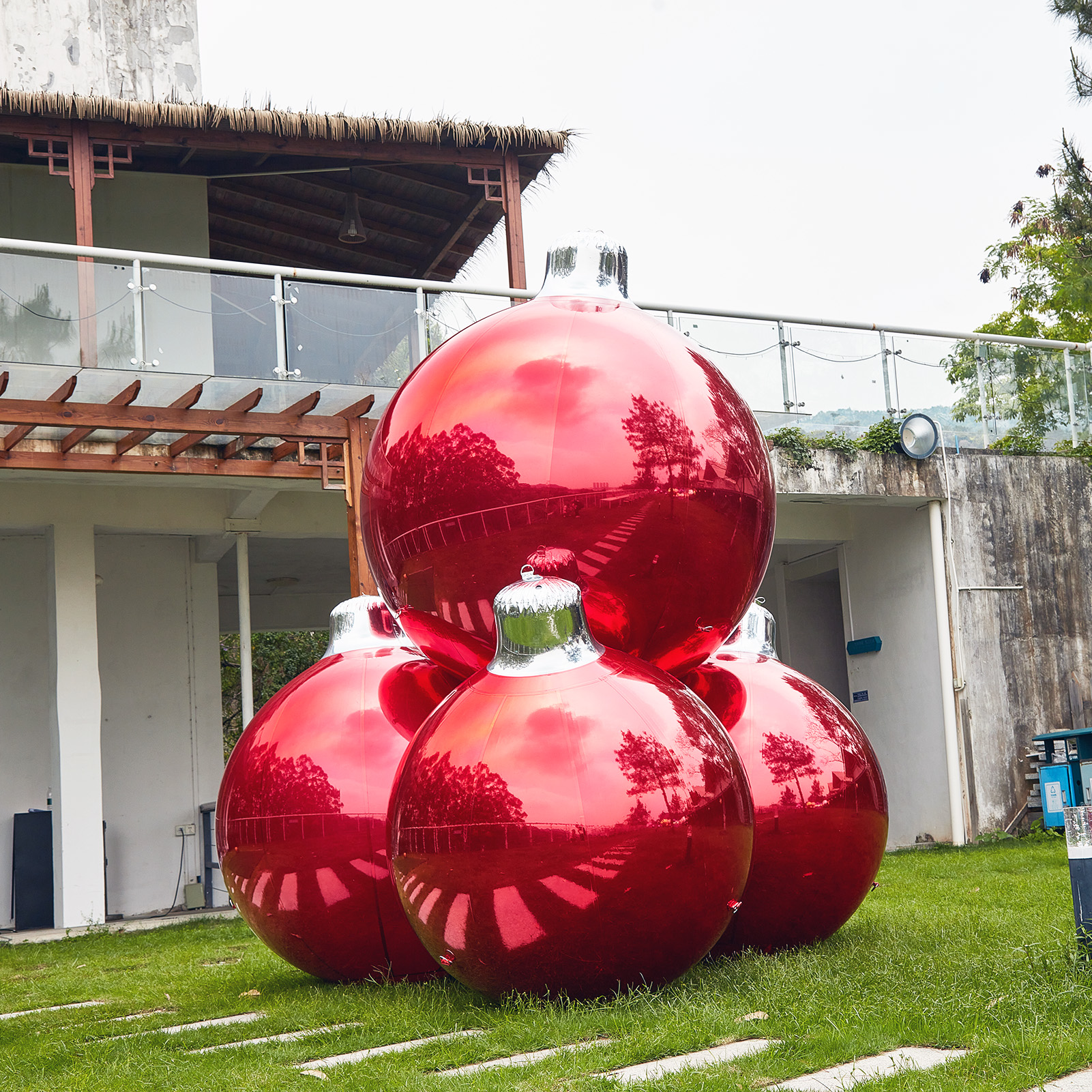 The huge red inflatable Christmas ball is the messenger of blessings. That round and plump sphere seems to contain endless blessings, waiting to be passed on to everyone on this special day Inflatable Mirror Christmas Balls Four-Piece Combination,Combination of four huge Christmas balls - 图片 2
