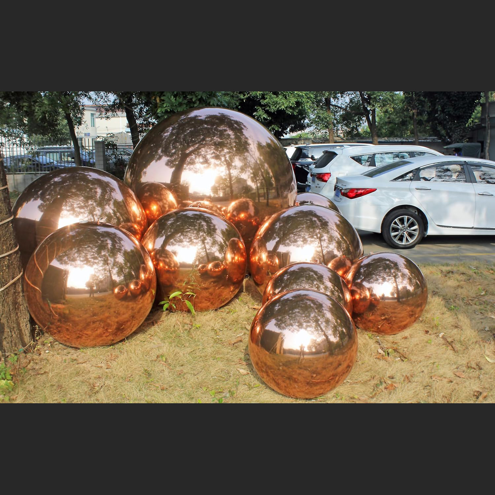 The large volume of the rose gold inflatable mirror balls and big shiny balls makes them an unignorable presence in the space, as if a huge and brilliant pearl, attracting everyone's attention Rose Gold inflatable mirror ball,Rose Gold big shiny ball - 图片 4