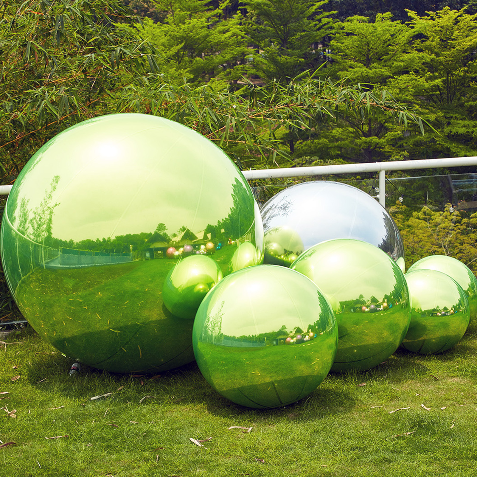 The light green inflatable mirror balls and big shiny balls sometimes look like a shining emerald and sometimes like a peaceful lake Light Green inflatable mirror ball,Light Green big shiny ball - 图片 3