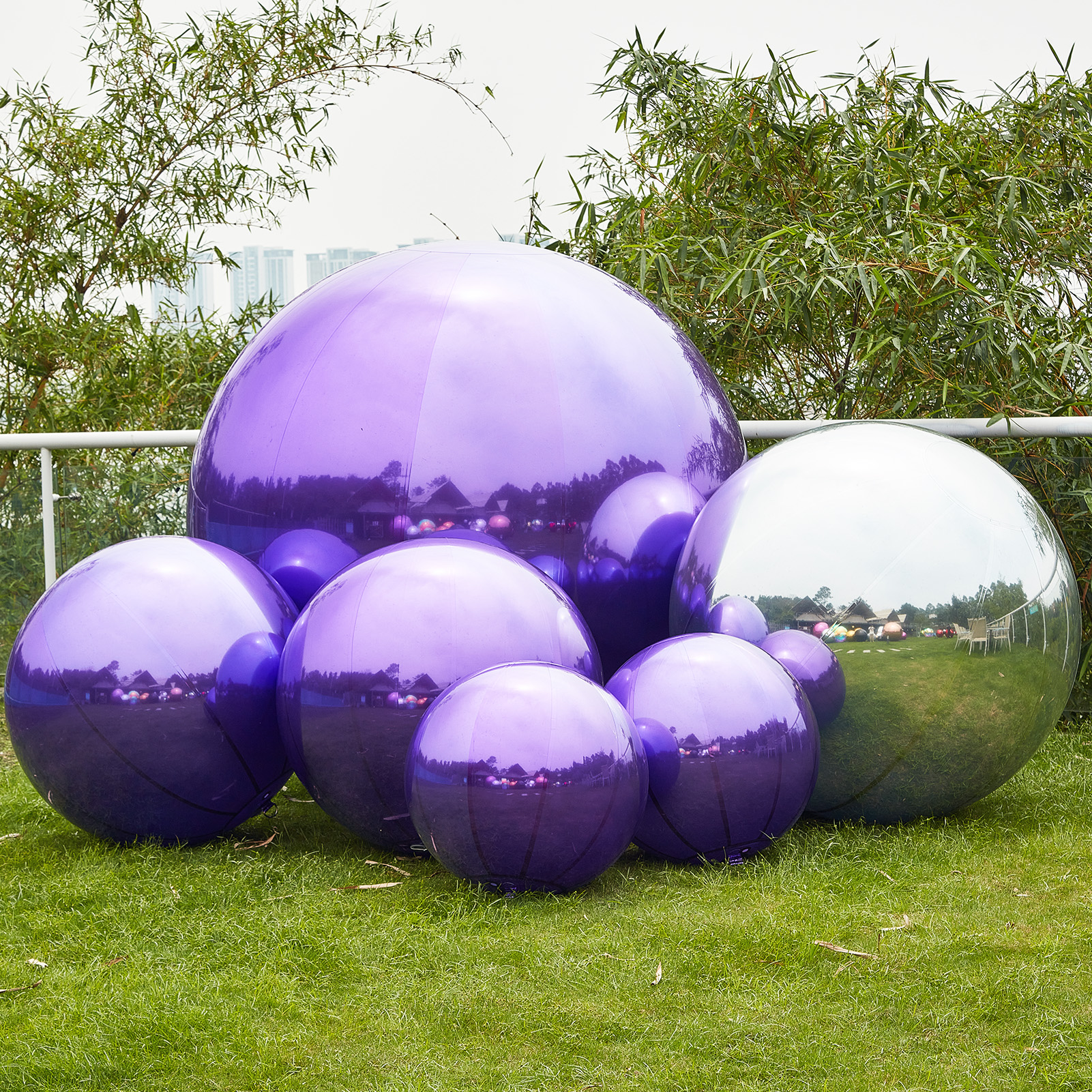 The purple and silver mirror balls and big shiny balls themed wedding decoration scheme is believed to create a romantic, brilliant and unforgettable wedding for the newlyweds Inflatable Mirror Ball Combination Set – 6 Purple/Silver Combos - 图片 2