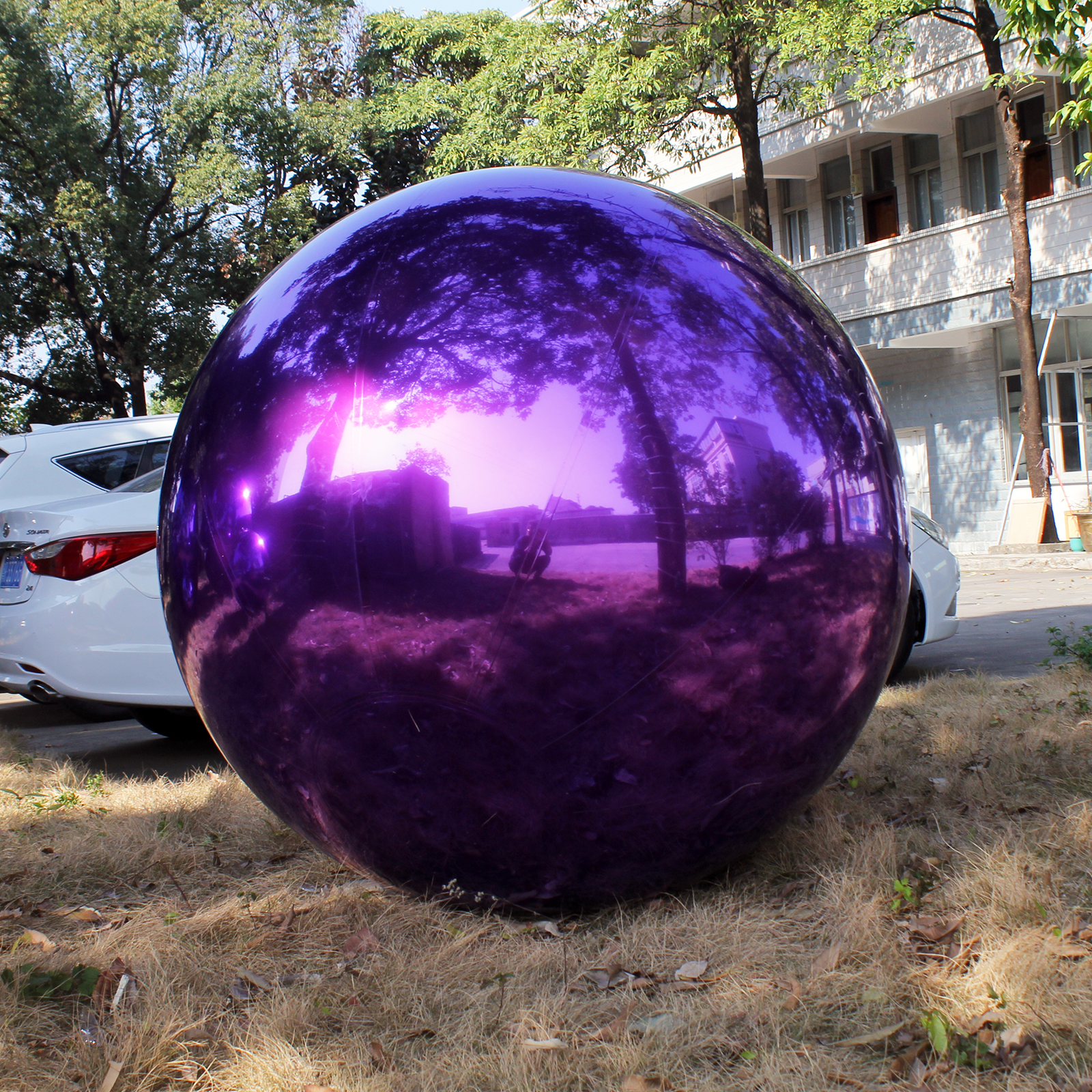 The purple inflatable mirror ball placed on the ground Purple inflatable mirror ball,The purple big shiny ball - 图片 2