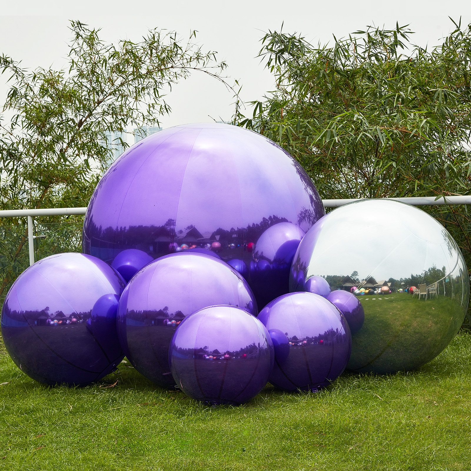The purple inflatable mirror balls and a silver inflatable mirror ball on the grass Purple inflatable mirror ball,The purple big shiny ball - 图片 4