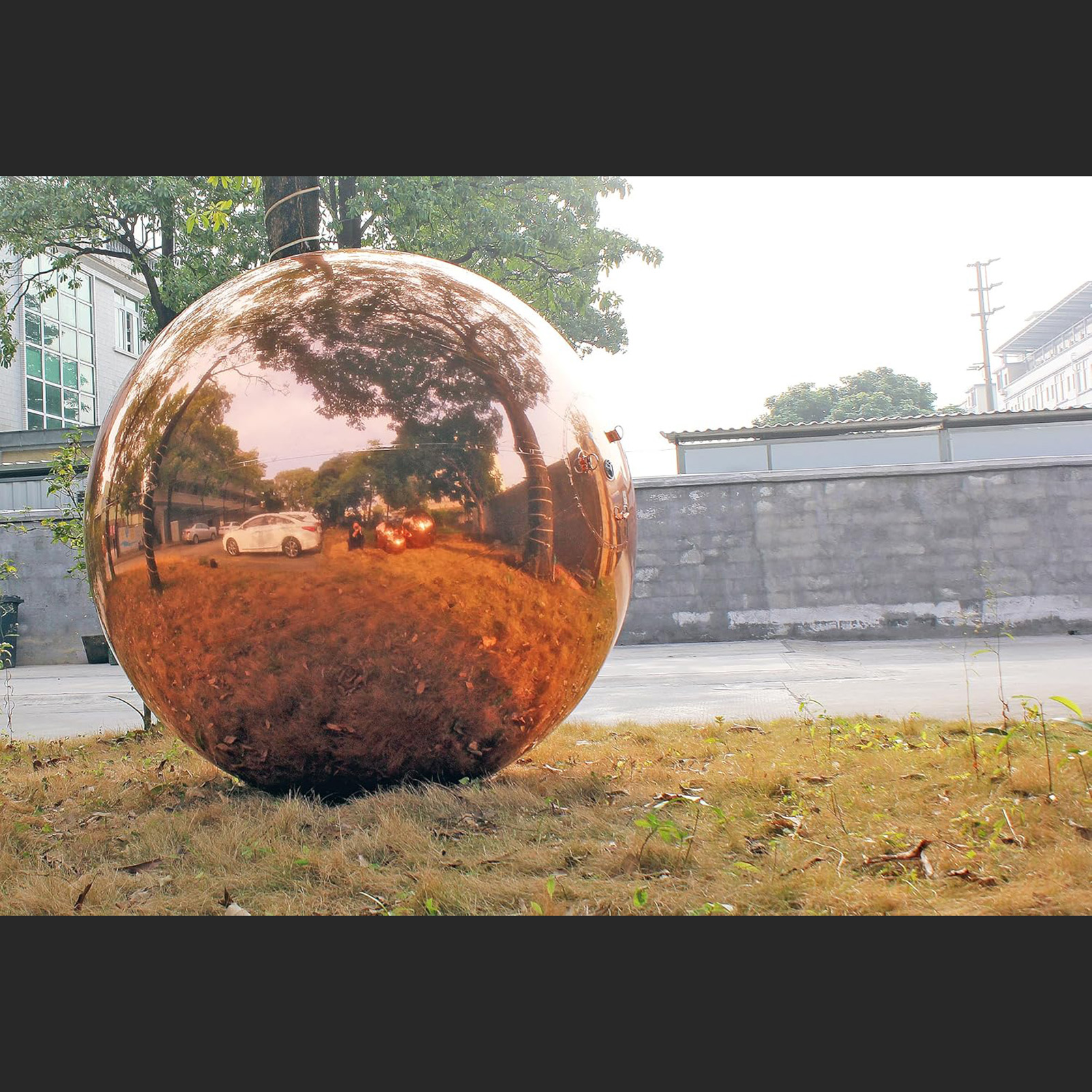 The rose gold inflatable mirror balls and big shiny balls are not as flamboyant as pure gold, but have a more mature charm than pink, exuding a low-key and charming luster Rose Gold inflatable mirror ball,Rose Gold big shiny ball - 图片 3