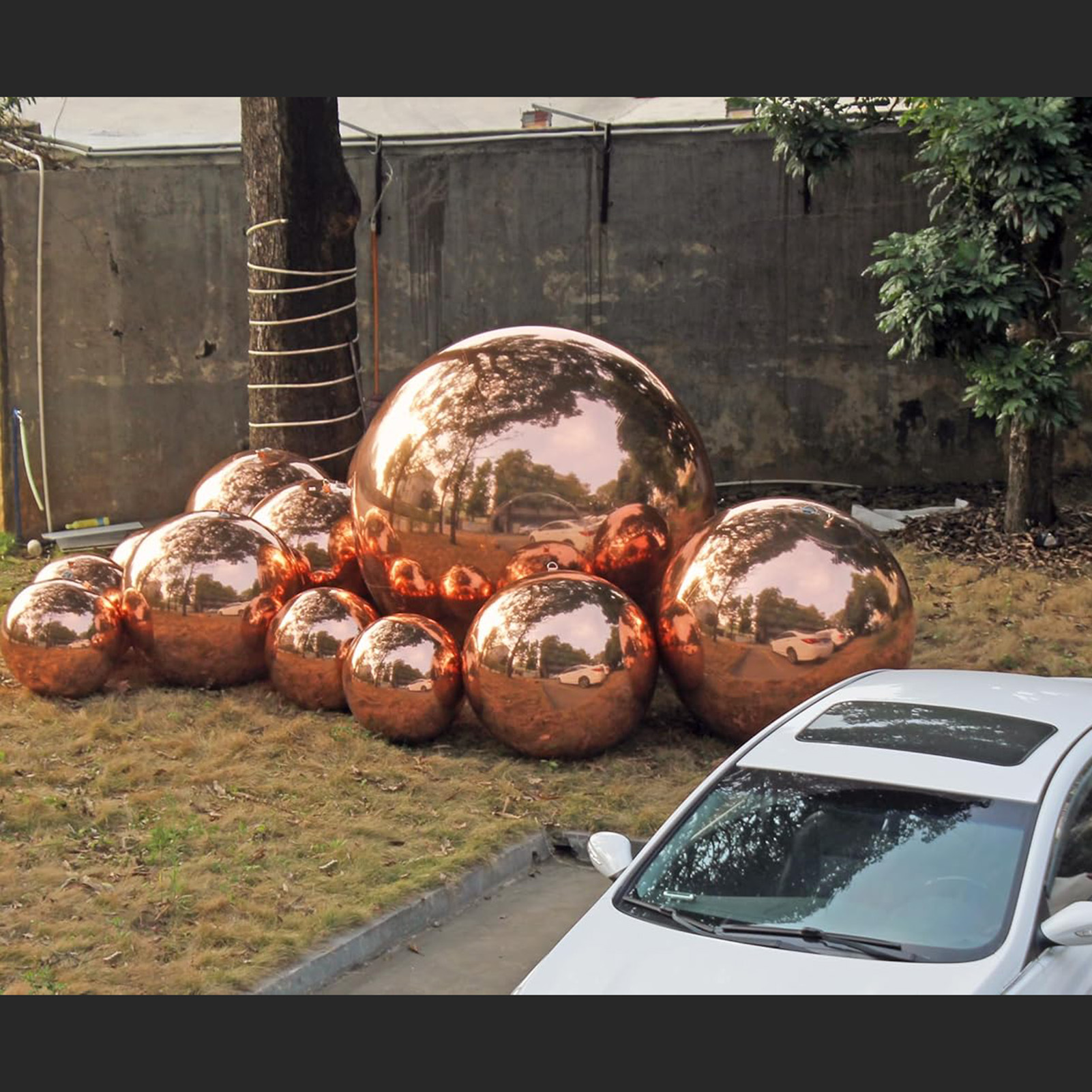 The rose gold inflatable mirror balls and big shiny balls can refract brilliant and colorful lights on their surfaces, whether it is the sunlight during the day or the lamplight at night Rose Gold inflatable mirror ball,Rose Gold big shiny ball - 图片 2