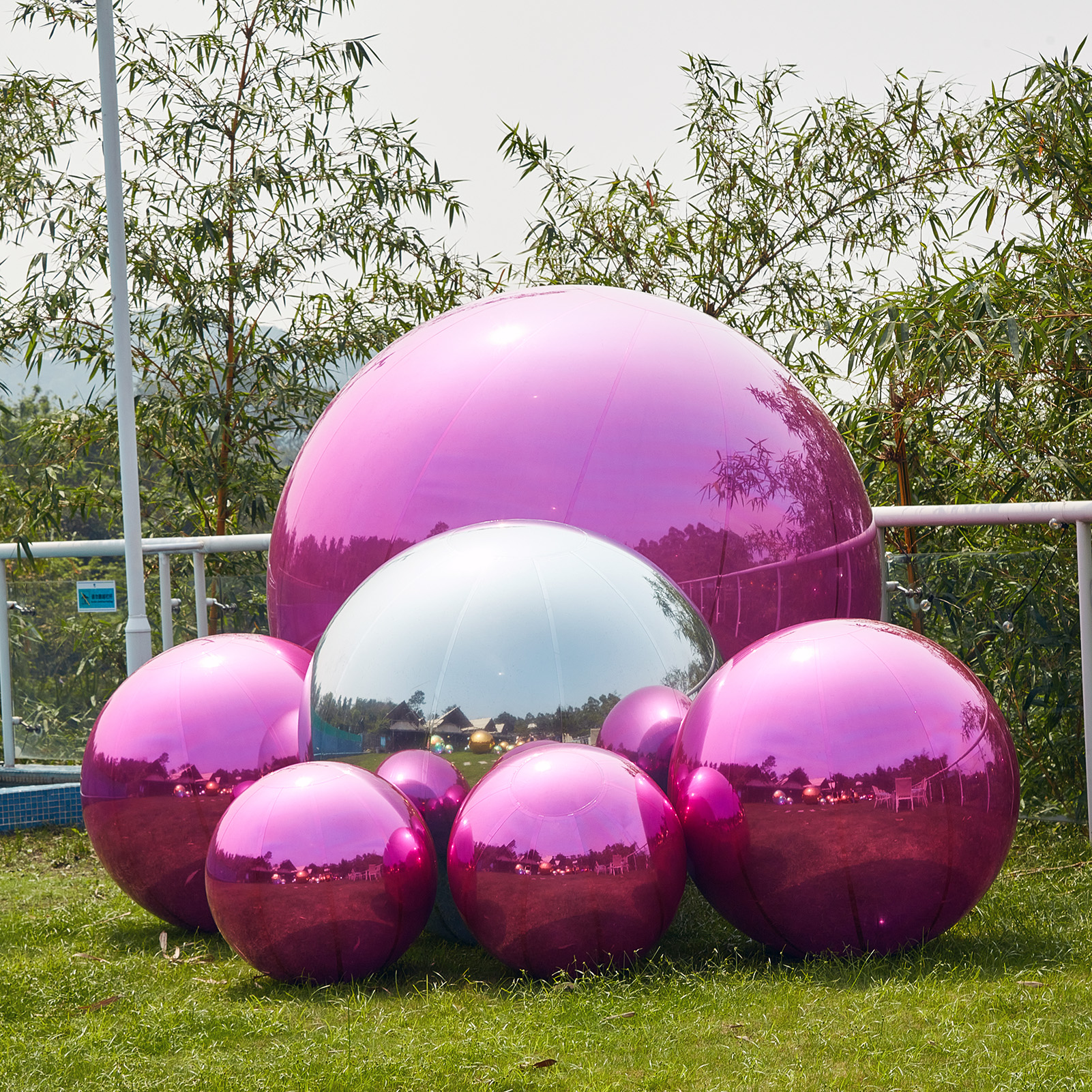 The rose red and silver inflatable mirror balls and big shiny balls are witnesses of love at weddings Inflatable Mirror Ball Combination Set – 6 Rose Red/Silver Combos - 图片 2