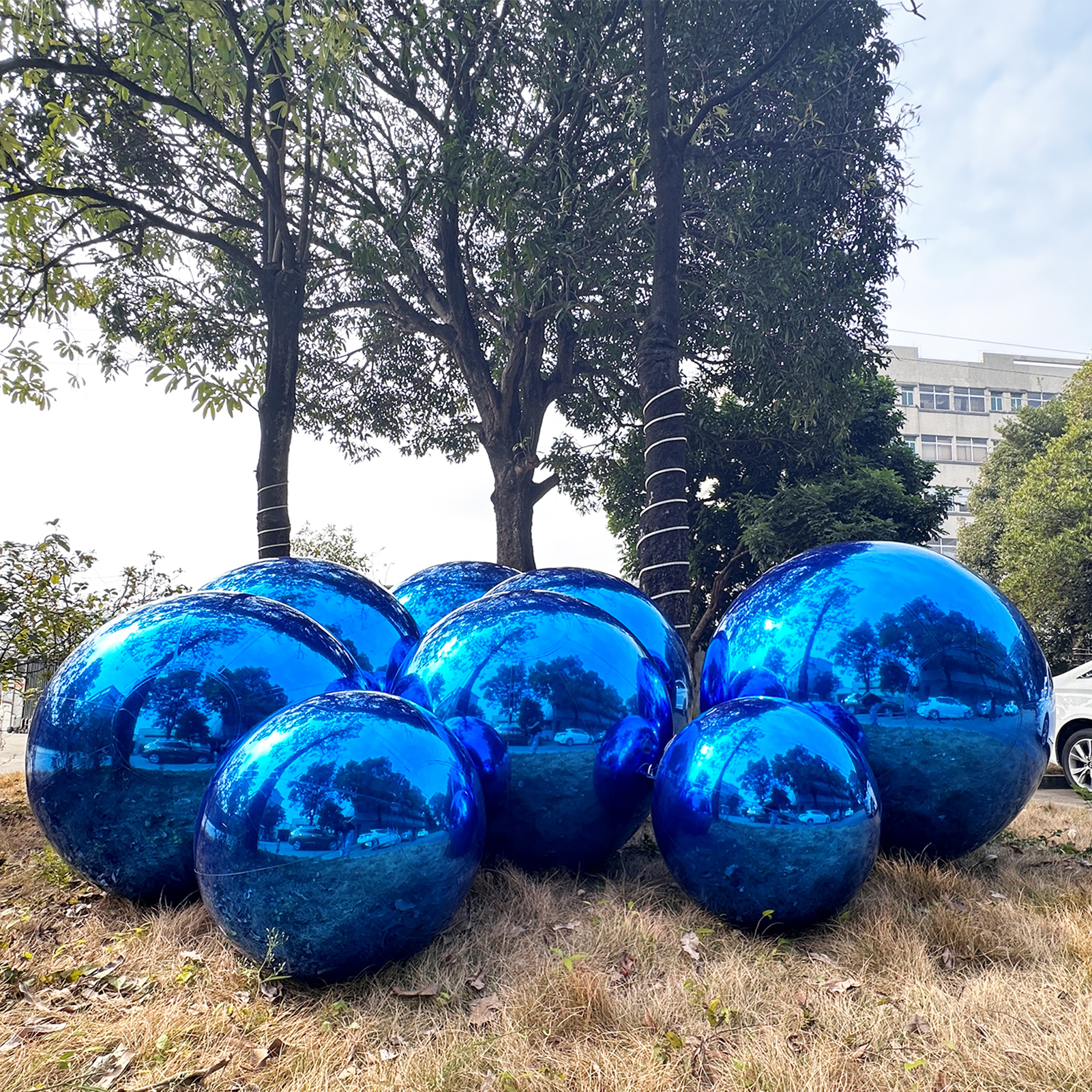 The sapphire blue inflatable mirror balls and big shiny balls add a touch of nobility and elegance to the space Customization of inflatable products;Customization of inflatable model products - 图片 9