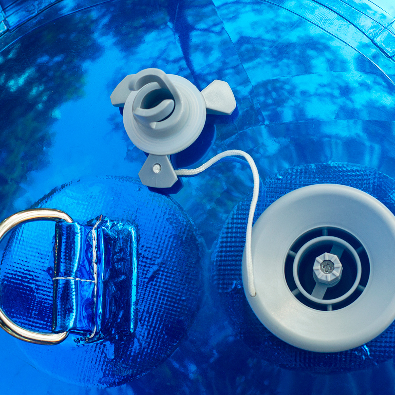 The sapphire blue inflatable mirror balls and big shiny balls are arranged at the event site. Whether they are hung in strings or scattered, they can immediately attract people's attention Inflatable Mirror Ball Combination Set – 6 Sapphire Blue/Silver Combos - 图片 4