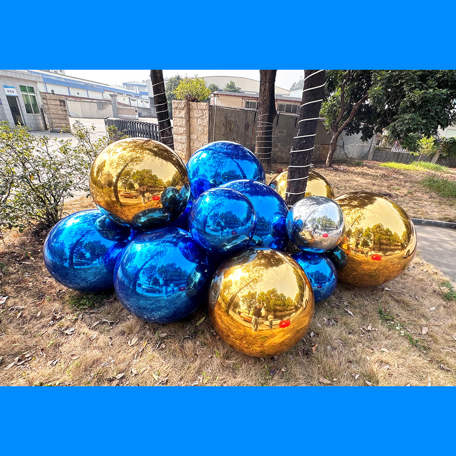 The sapphire blue inflatable mirror balls and big shiny balls can create a unique and charming atmosphere at the event site Sapphire Blue inflatable mirror ball,Sapphire Blue big shiny ball - 图片 4