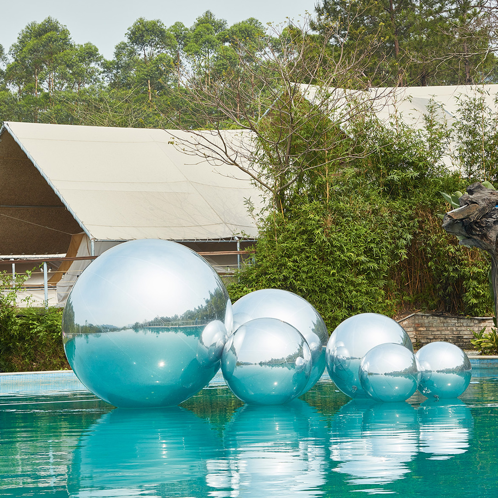 The silver inflatable mirrored ball, a big shiny ball, is as if it is a container filled with silver fantasies, making people indulge in its beauty Silver inflatable mirror balls,Silver big shiny ball - 图片 4
