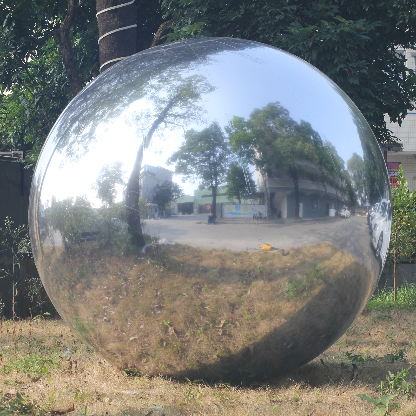 The silver inflatable mirrored ball, a big shiny ball, is as if it is a dreamy ball sleeping under the moonlight, with tranquil silver light flickering all around it Silver inflatable mirror balls,Silver big shiny ball - 图片 8