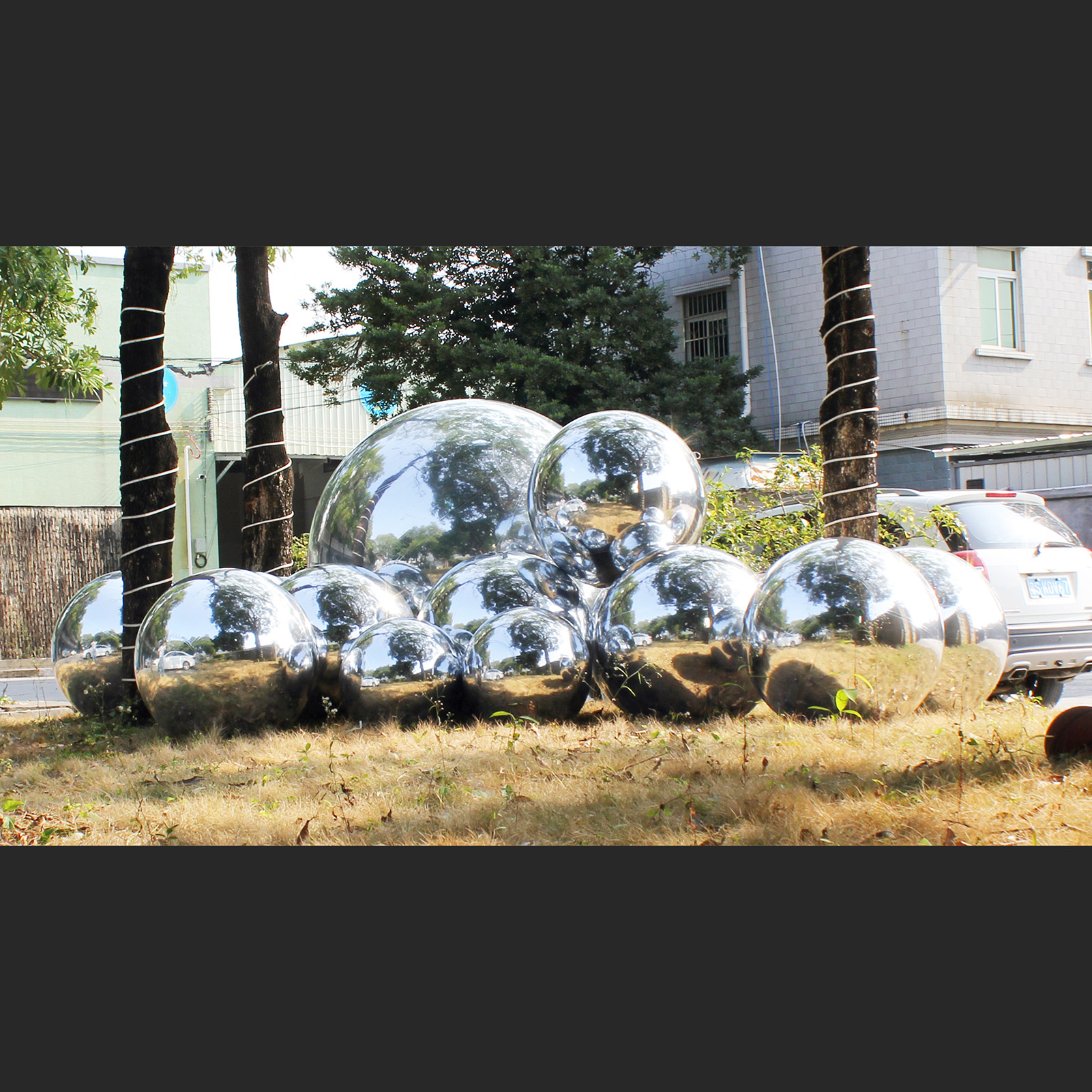 The silver inflatable mirrored ball, a big shiny ball, is like a silver magic ball, seemingly able to perform astonishing fantasy magic Silver inflatable mirror balls,Silver big shiny ball - 图片 2