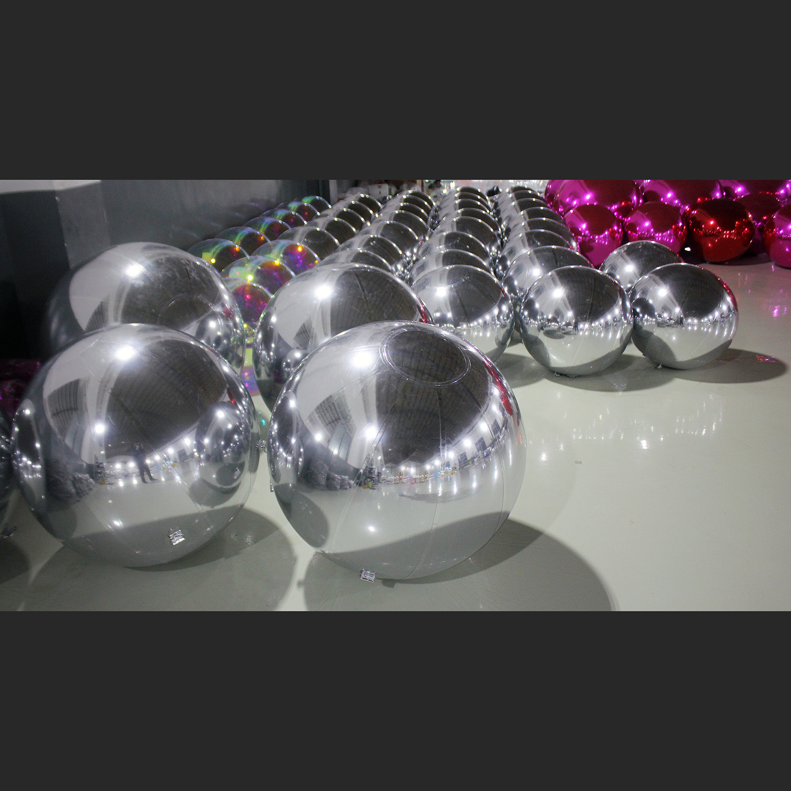 The silver inflatable mirrored ball, a big shiny ball, is like a silver palace, reflecting gorgeous luster under the illumination of light Silver inflatable mirror balls,Silver big shiny ball - 图片 3