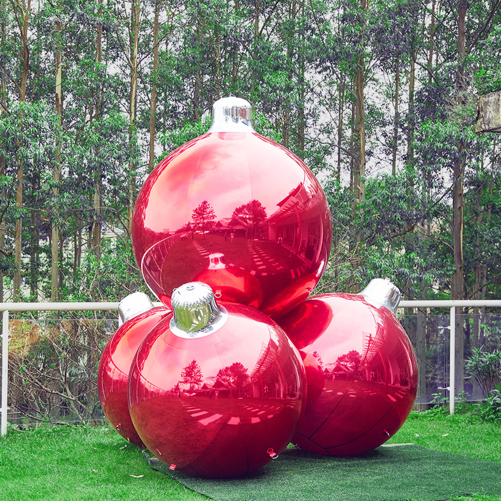 The surface of this inflatable red Christmas ball shines like a mirror Inflatable Mirror Christmas Balls Four-Piece Combination,Combination of four huge Christmas balls - 图片 3