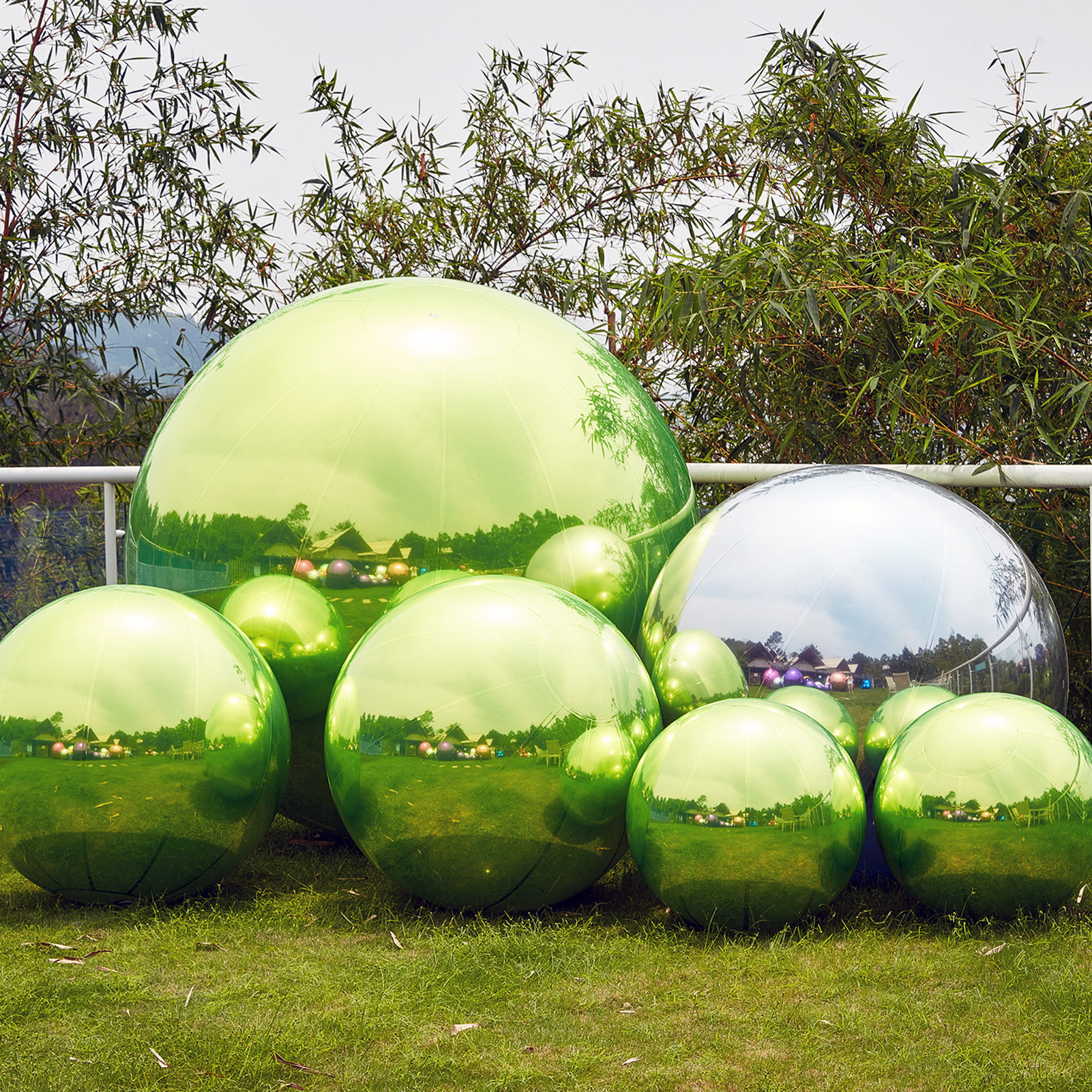 The surfaces of the light green inflatable mirror balls and big shiny balls are as smooth as mirrors, reflecting the surrounding light and making them look even more crystal clear Light Green inflatable mirror ball,Light Green big shiny ball - 图片 2