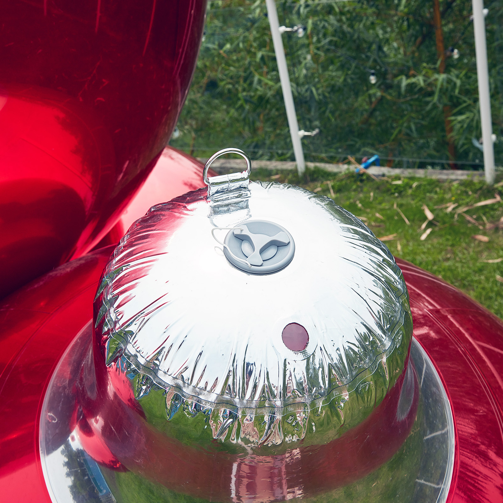 View the inflation valve of the inflatable Christmas ball at close range Inflatable Mirror Christmas Balls Four-Piece Combination,Combination of four huge Christmas balls - 图片 6