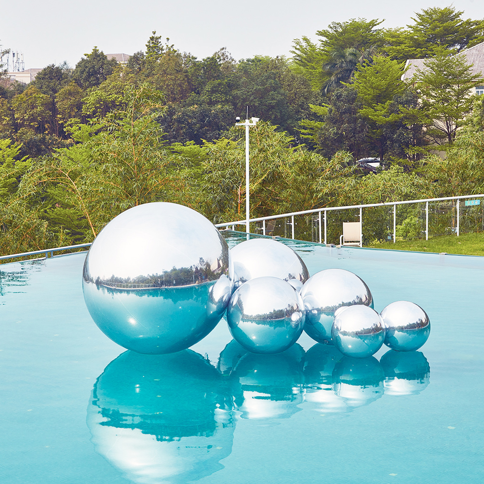 When light falls on the surface of the silver inflatable mirror ball and big shiny ball, countless cool rays are instantly reflected Inflatable Mirror Ball Combination Set - 6 Silver Balls - 图片 2