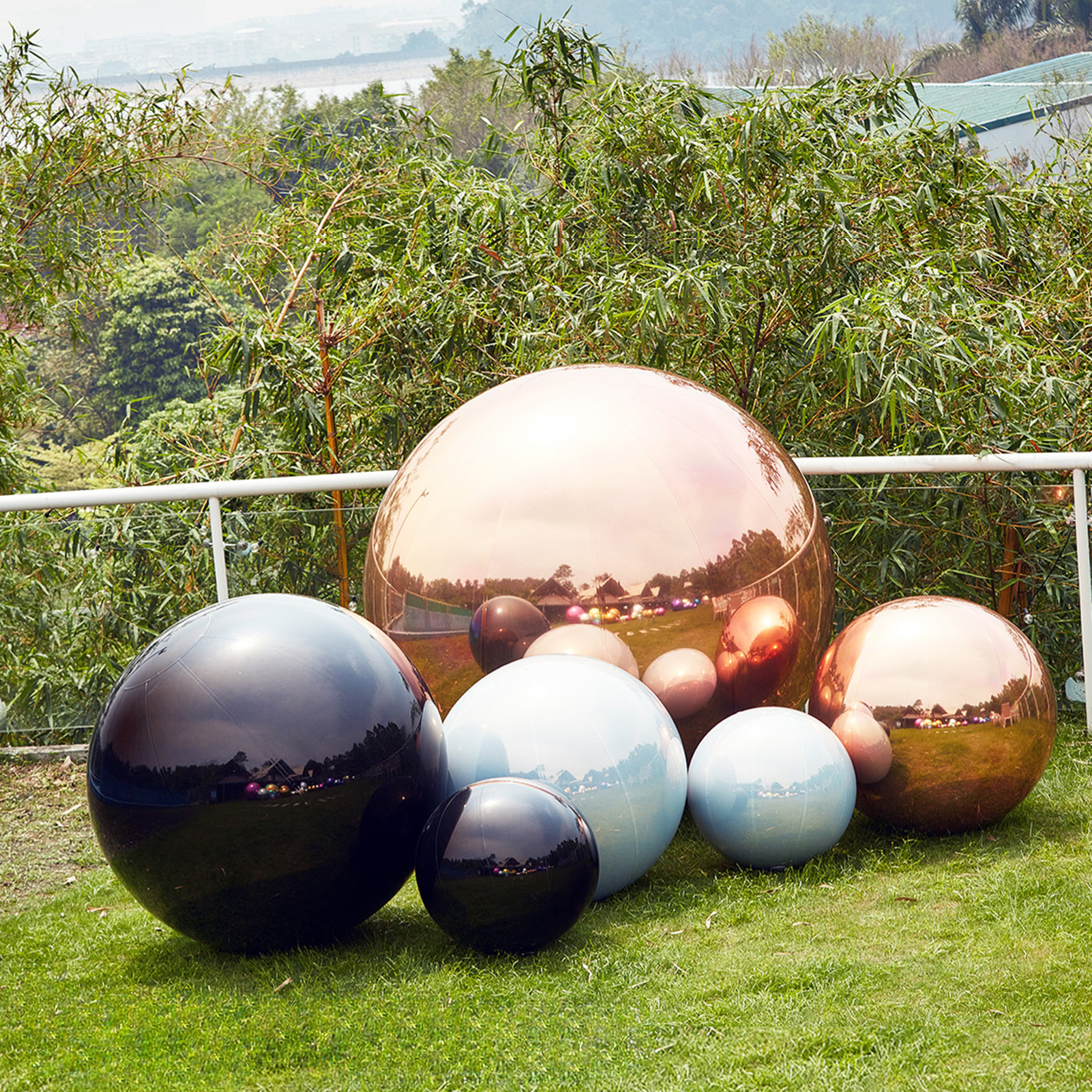 When the inflatable mirror balls of three colors are combined together, a strong visual impact is formed Black inflatable mirror ball,Black big shiny ball - 图片 6