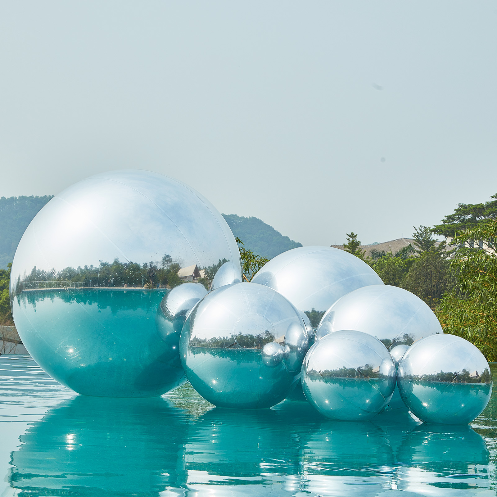 Whether in fashion parties, art exhibitions or business activities, the silver inflatable mirror ball and big shiny ball can always become the focus Inflatable Mirror Ball Combination Set - 6 Silver Balls - 图片 3